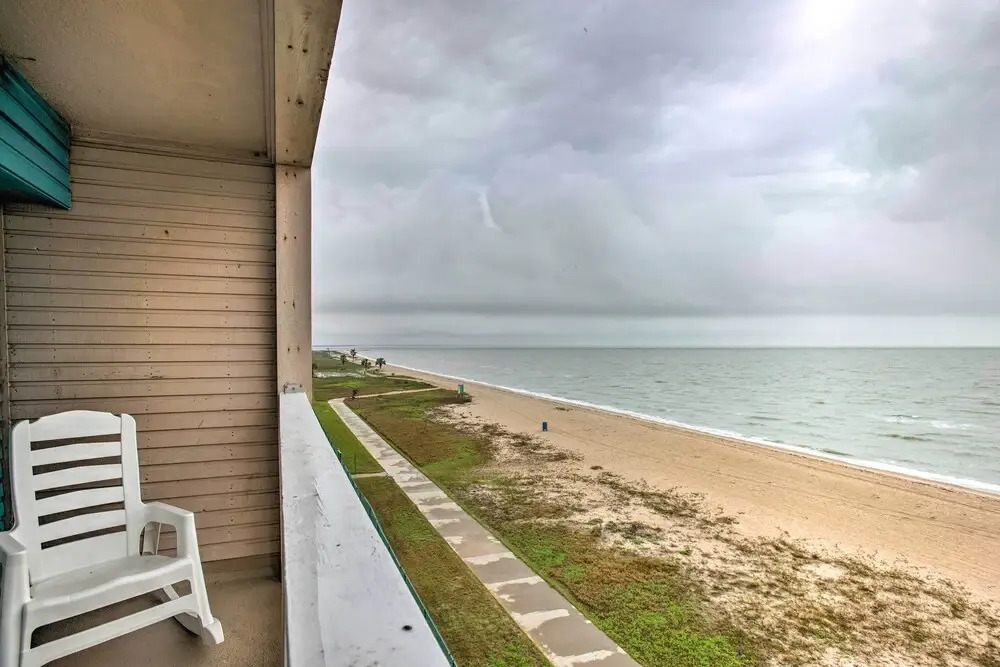 Breezy Beachfront Condo in Heart of Corpus Christi