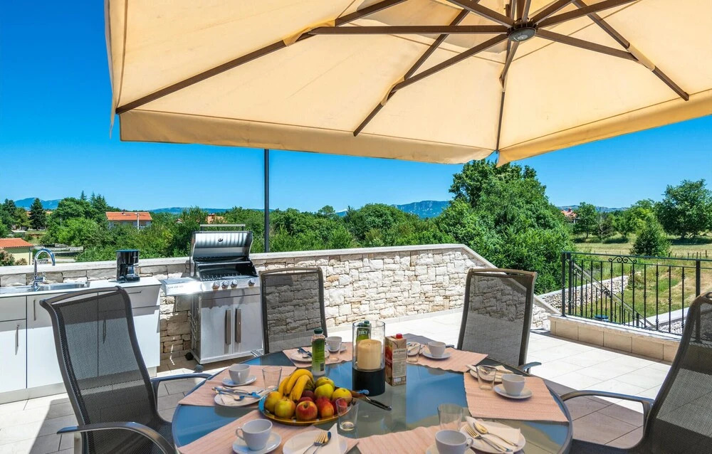Stunning Home in Sumber with Outdoor Swimming Pool, Hot Tub & 3 Bedrooms