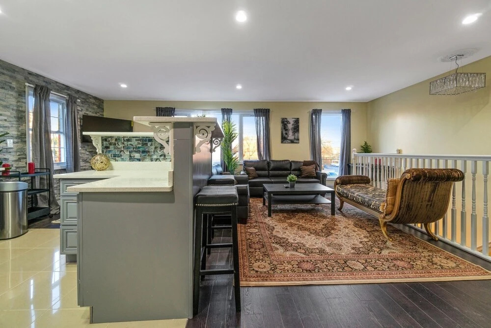 Comfy Queens Home - Just Minutes From Jfk Airport! 3 Bedroom Apts by Redawning