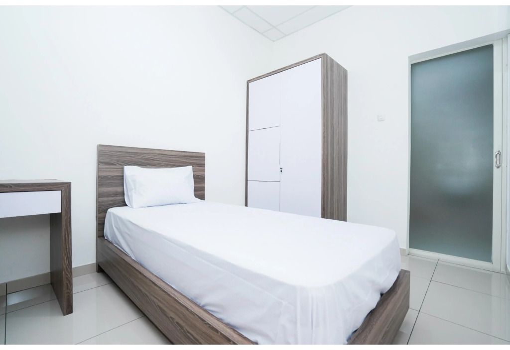 OYO Life 2462 Kost Surabaya