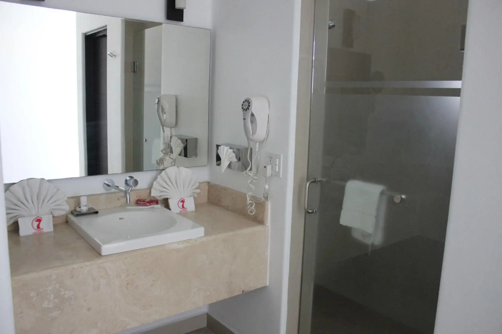 Seven Crown Express & Suites by Kavia