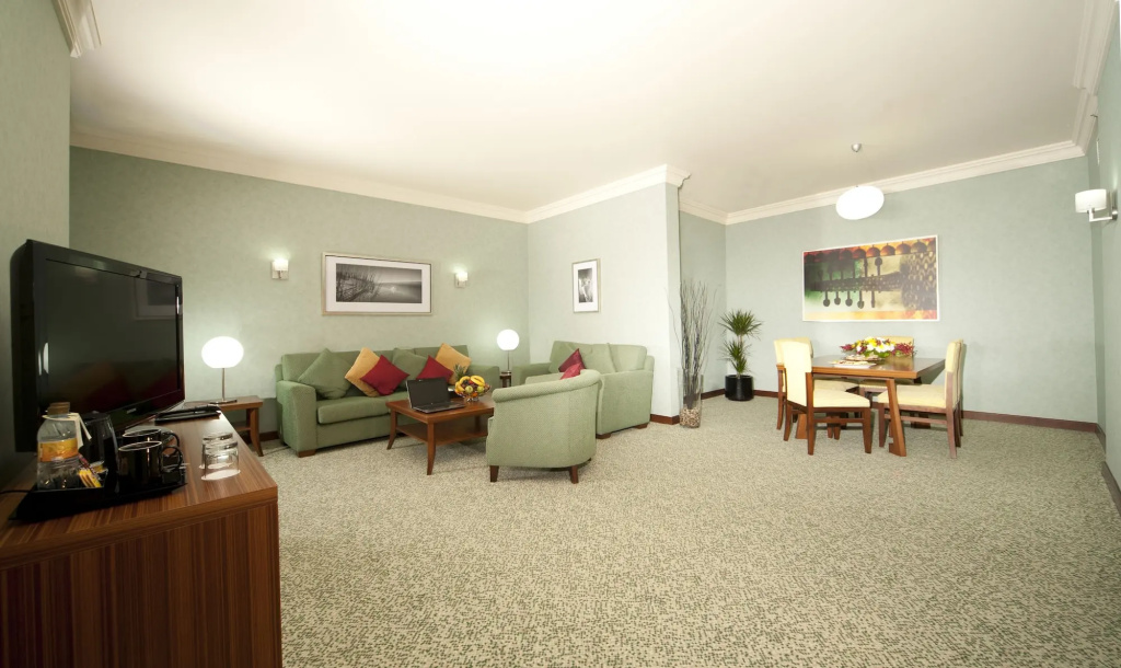 Отель City Seasons Al Hamra Hotel