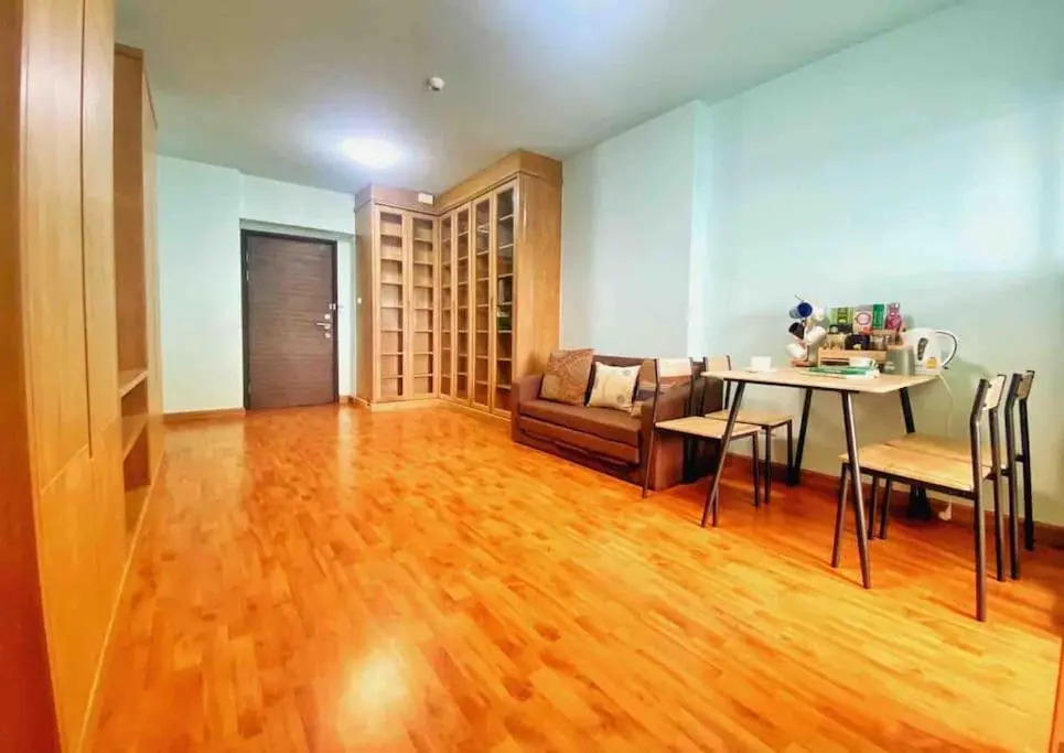Cozy apartment 70m² with huge balcony, center BKK