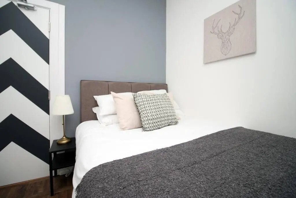 Stylish Home in Port Tennant - 4BR Free Parking!