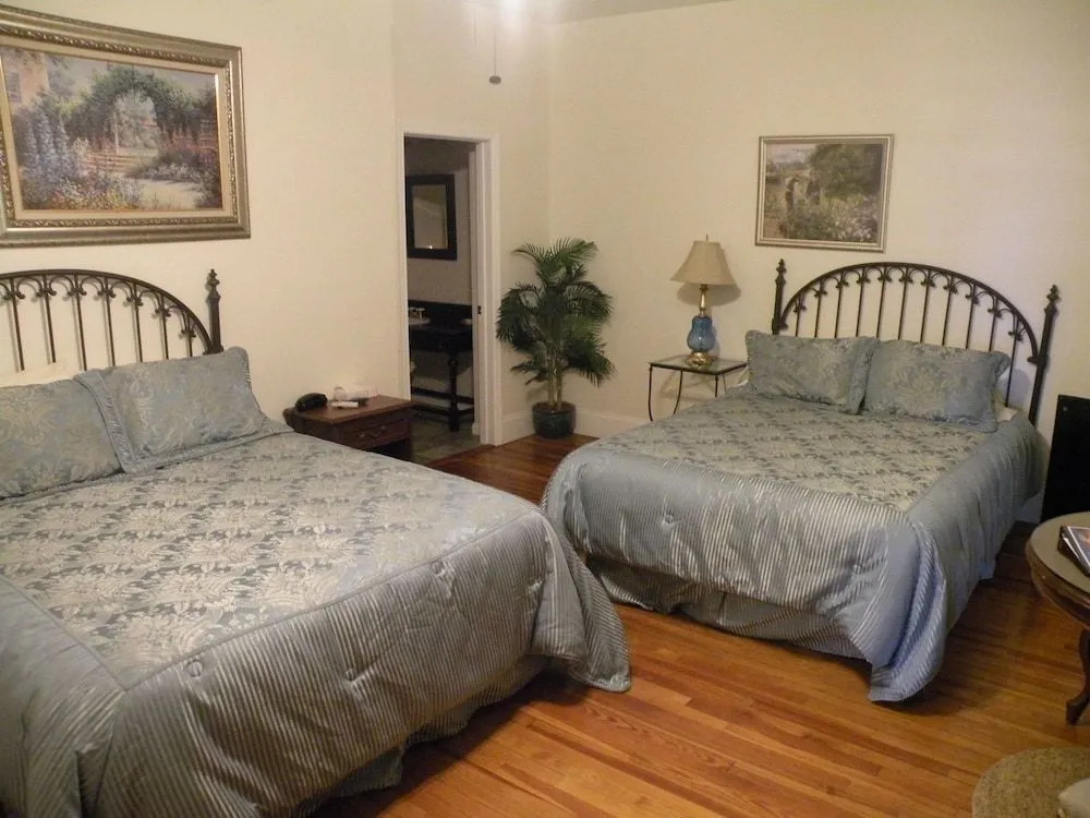 1876 Heritage Inn