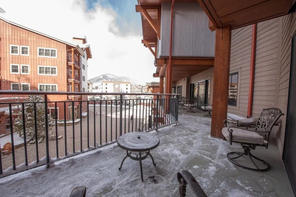 Slopeside Studio Unit With Kitchenette Studio Bedroom Condo - No Cleaning Fee! by RedAwning