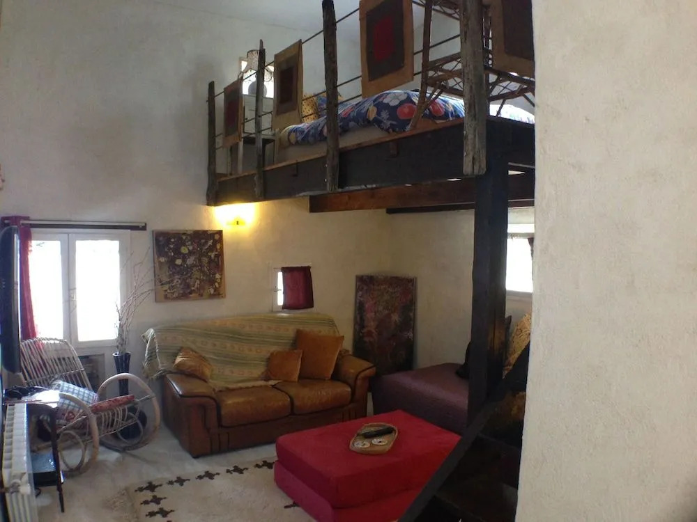 Les Maquinols Estate