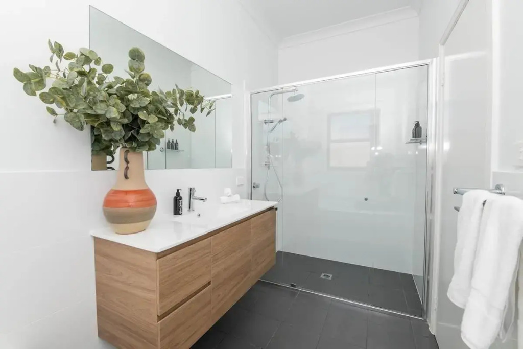 McNamara Lane Large CBD home Freshly renovated 7 Smart TV's Sleeps 11