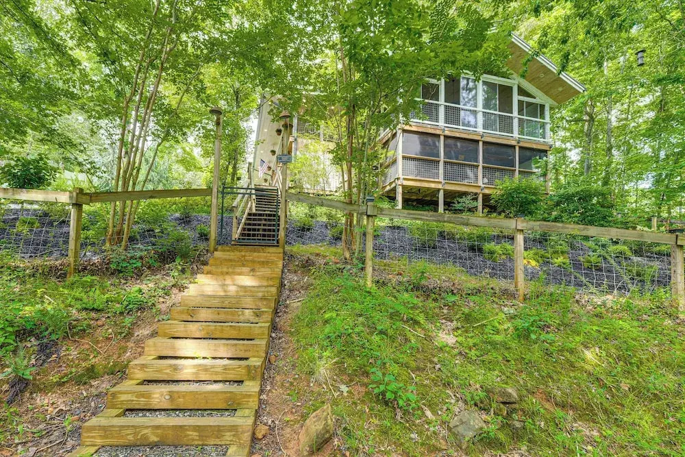 Hiawassee Getaway w/ Hot Tub, Deck & Lake Access!