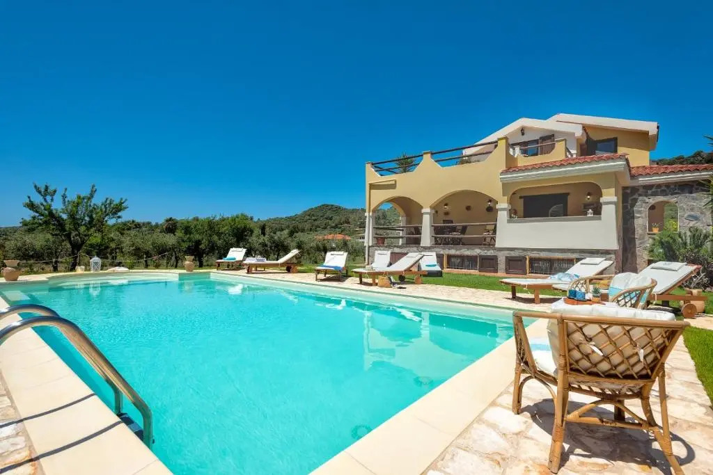 Villa Saige , piscina con idromassaggio