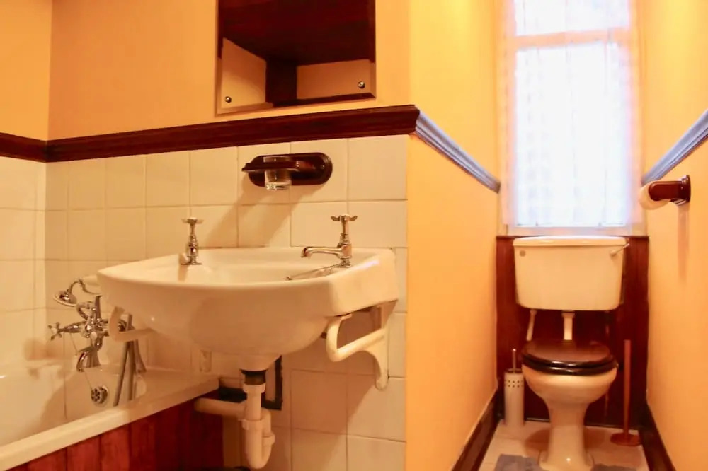 Traditional 2 Bedroom Apartment in Edinburgh