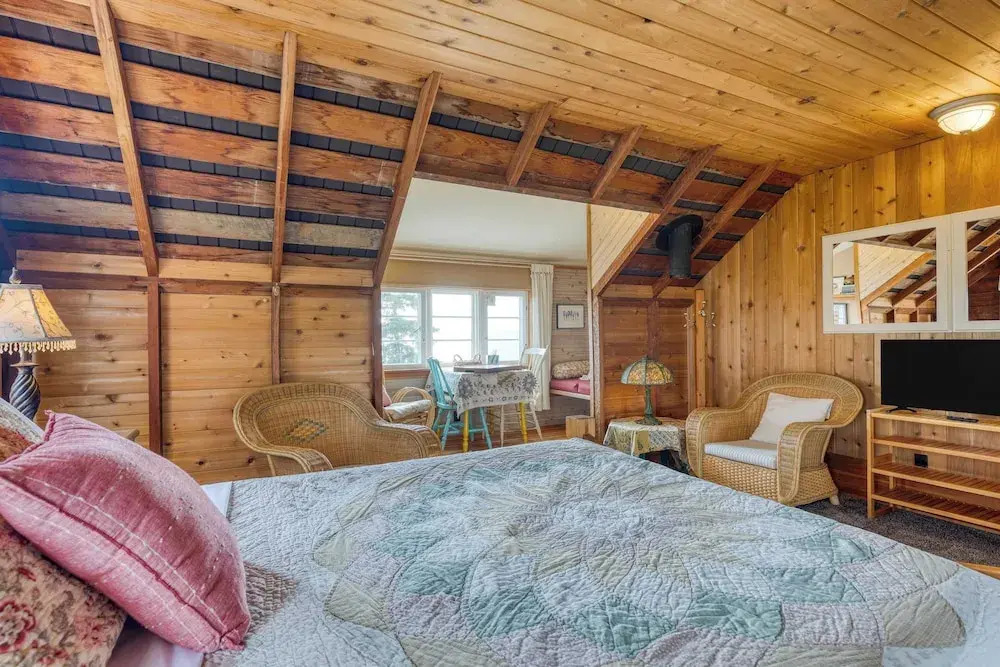 Maxwelton Aerie Bluffside Retreat w/ Sweeping Puget Sound Views + Firepit