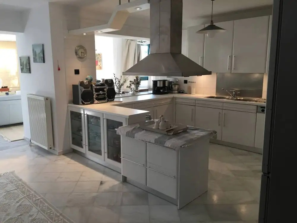 Stunning 4-bed Villa in Lagonisi Kalivia Thorikou