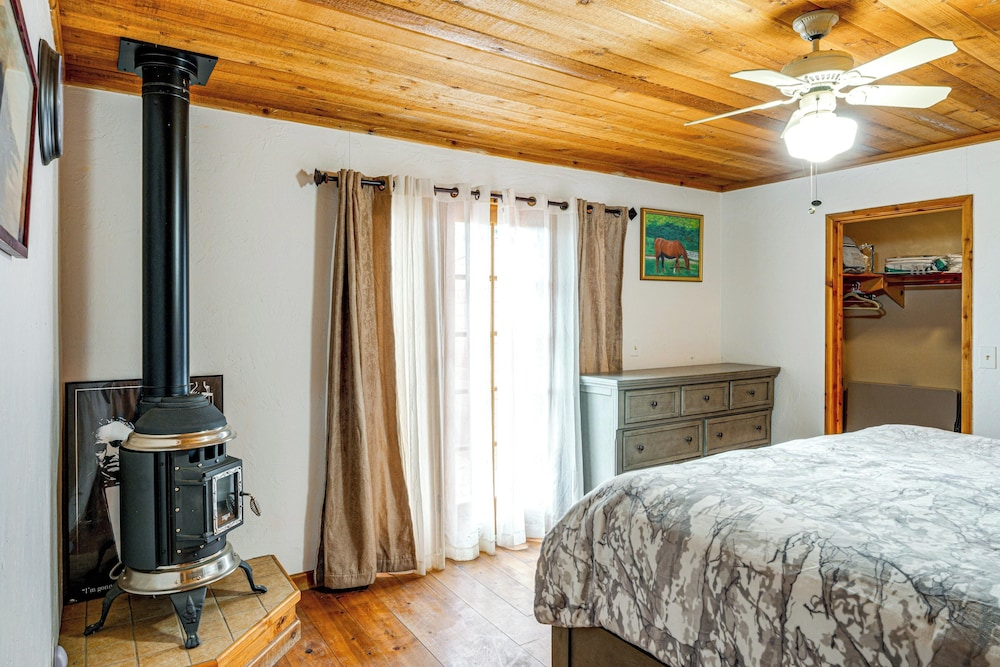 Private Sauna & Mtn-view Deck! Kern County Home