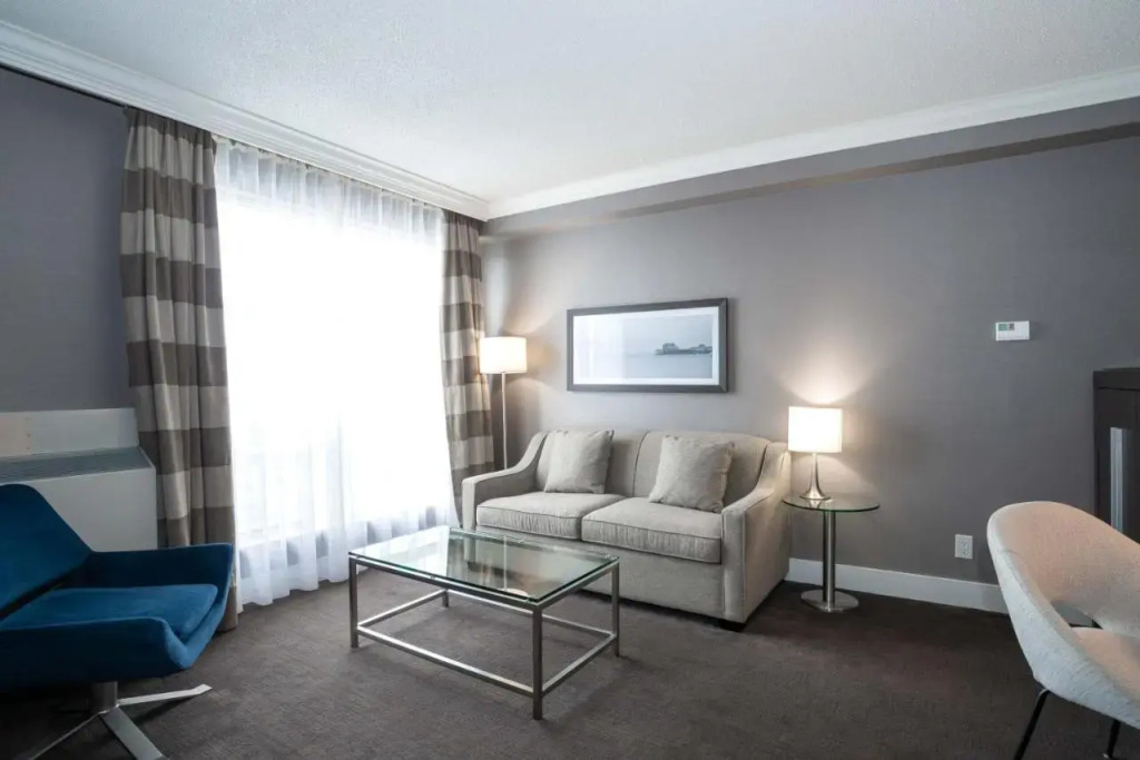 Stage West All-Suite Hotel & Theatre Restaurant