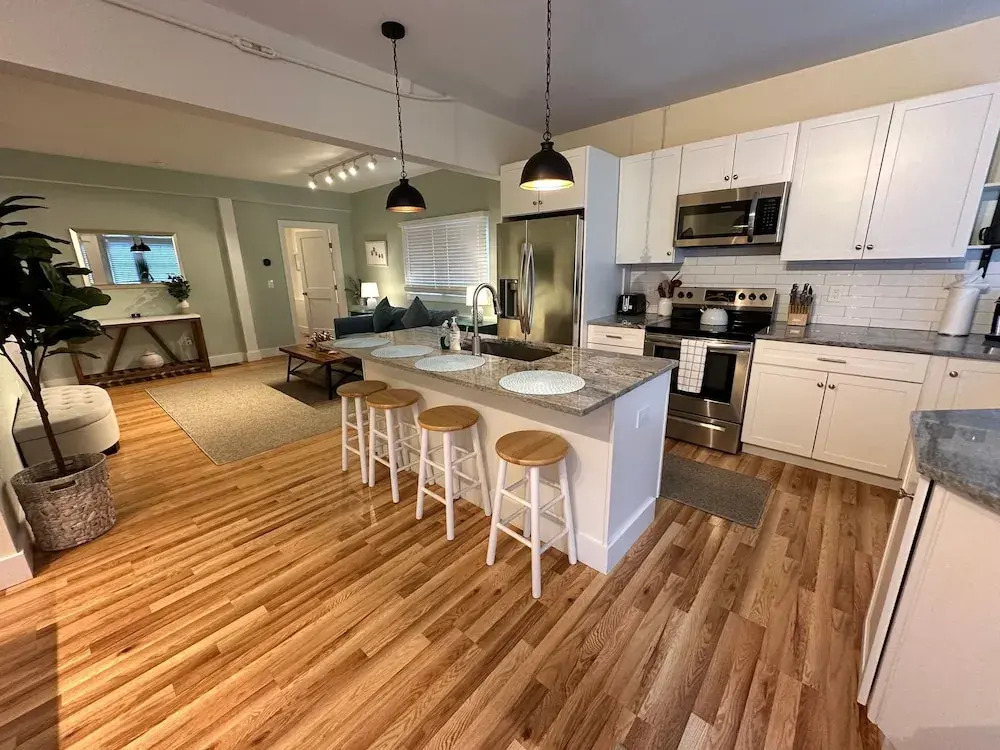 86 Dr Marcus House - Popular Broadway Area