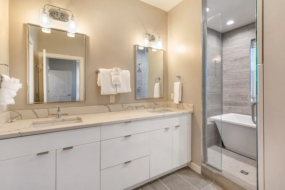 4BR Modern Townhouse in Mid City