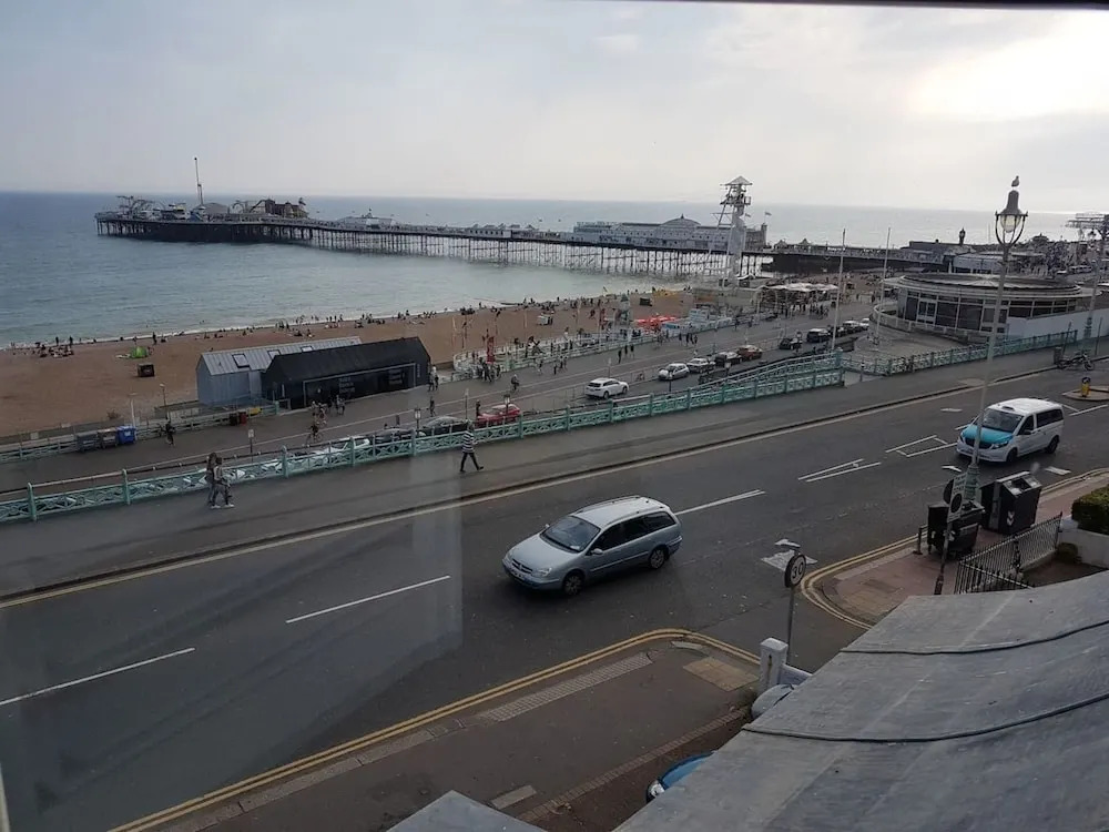 2 Bed Apt - Sea Views, Seafront Location & Parking