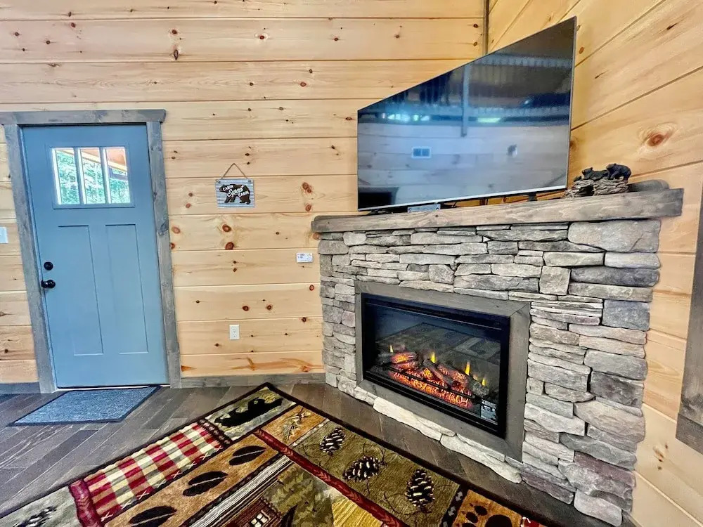 Bearly Behaving 2 Bedroom Cabin by RedAwning