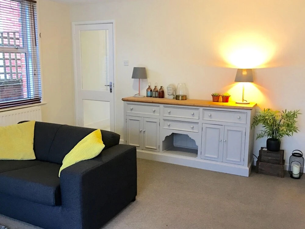 iRelocate - Garden Flat by the Sea