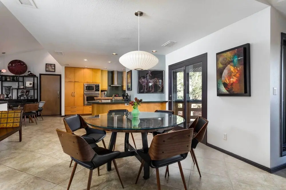 Outdoor Entertaining Space: Seonda Mtn-view Home
