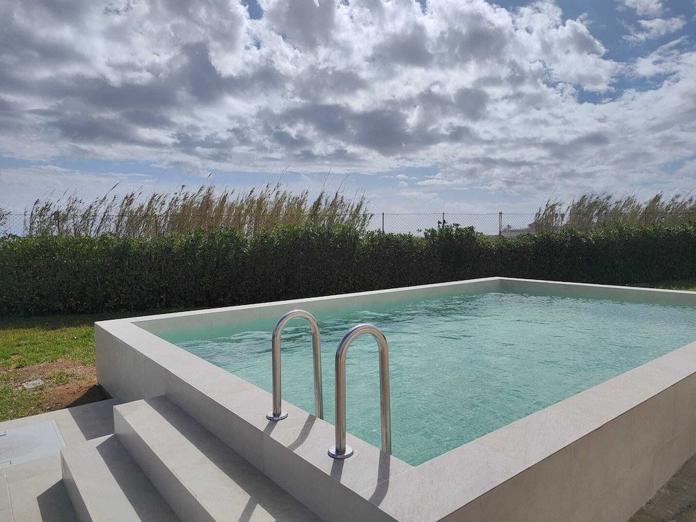 Mariella Rooms beach front with seaview and pool and garden