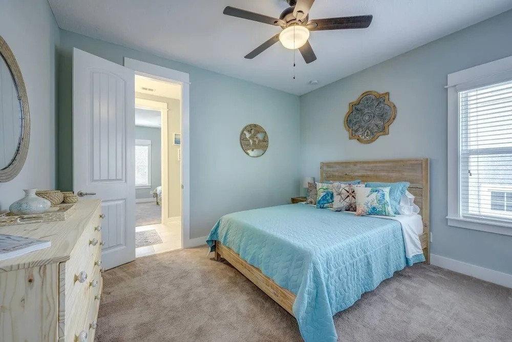 Sun-splashed Luxe Townhome - Walk to the Sand