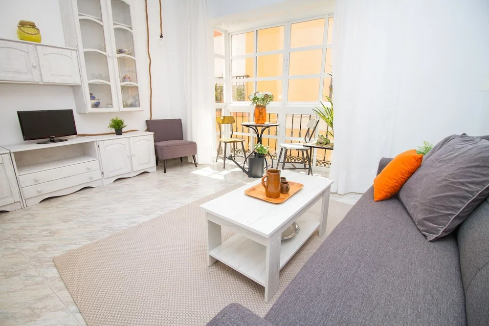 Spacious and Bright Apartment by La Recepción