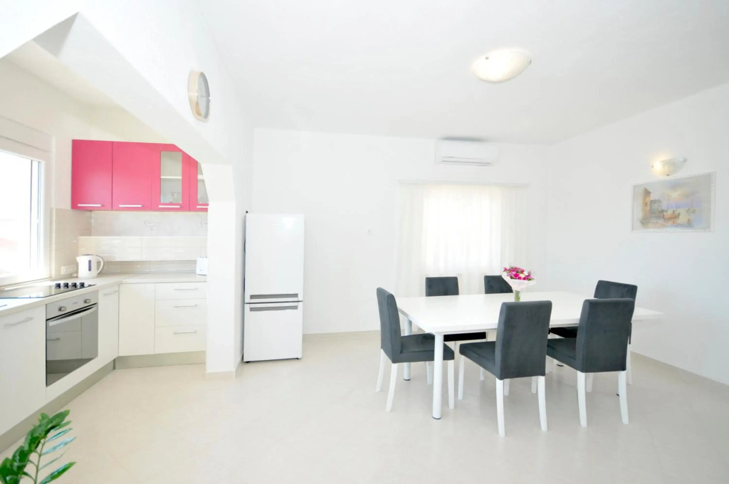 Apartment Mira