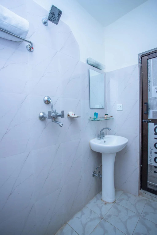 OYO 137 Hotel Pranisha Inn