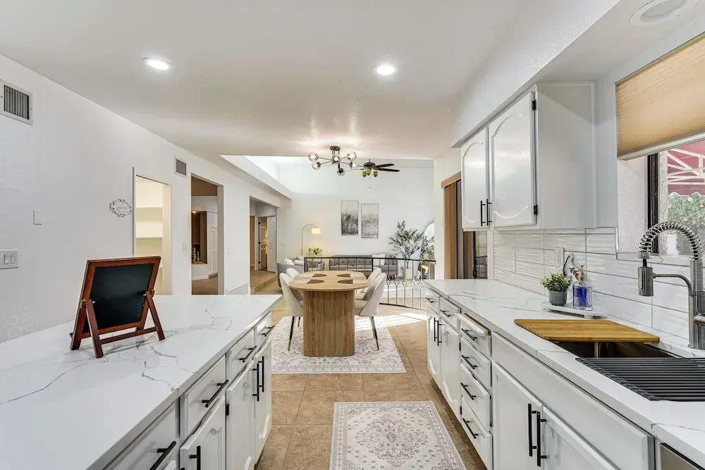 7 Mi to Sabino Canyon: Poolside Oasis w/ Mtn Views