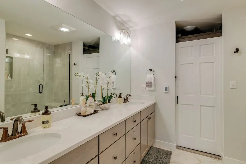 Chic Anchorage Townhome < 1 Mi to Kincaid Park!