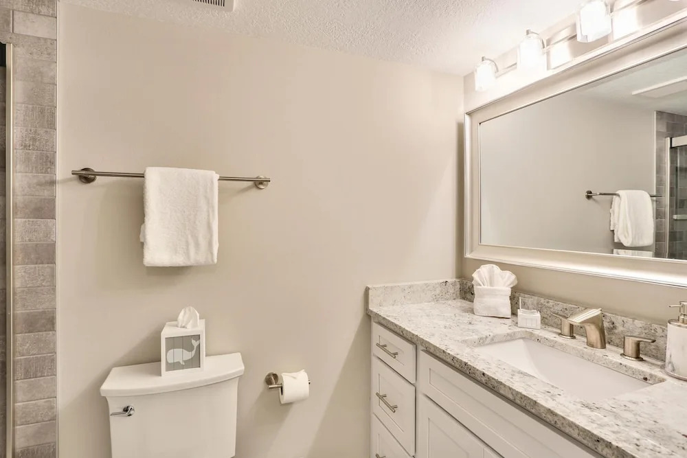 Trillium 4C Beach Front With Private Balcony/updated/pool!