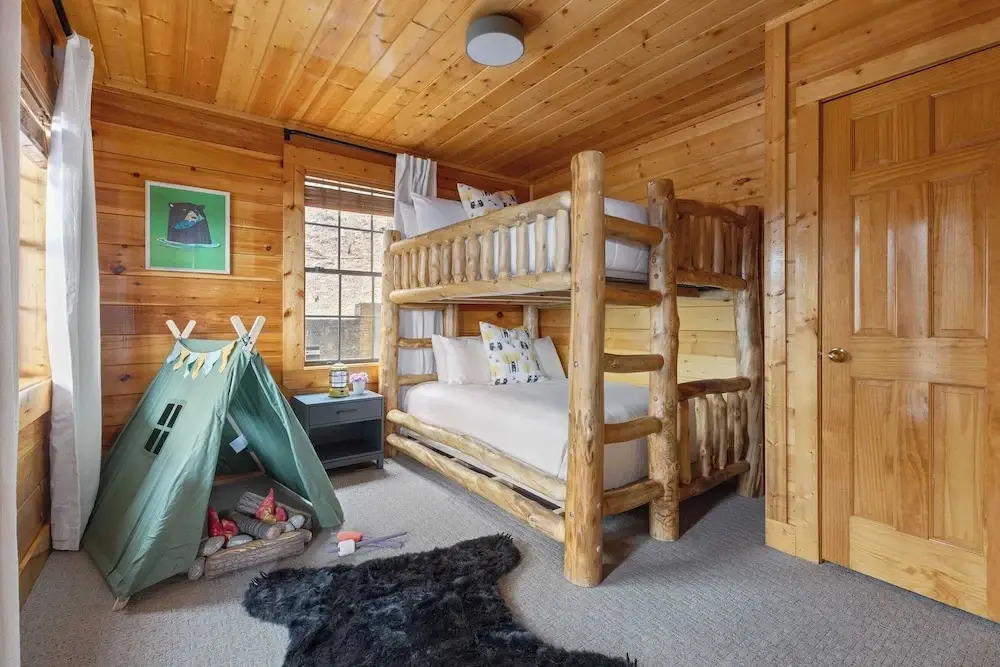 Bears Den Way by Avantstay Private Golf Sim, Firepit & Mountain Views Near Dollywood