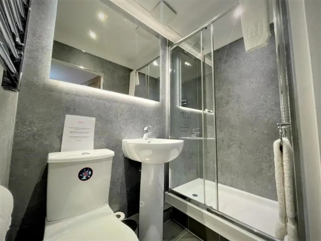 Elite 3 Bed New Town Apt with Private Walled Garden