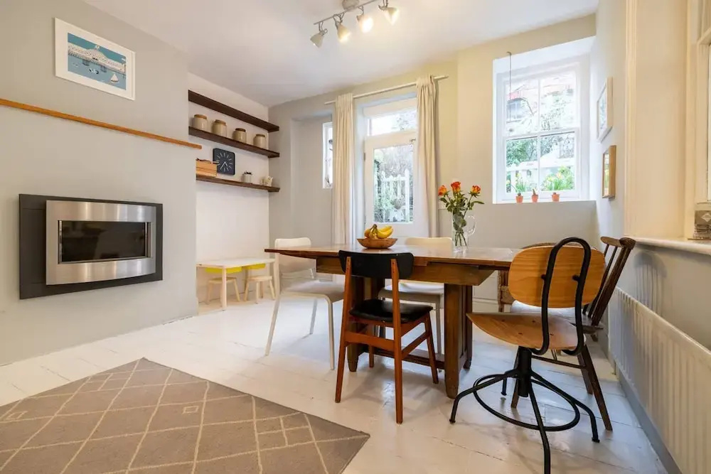 Airy and Tasteful 3 Bedroom Apartment in Five Ways Area