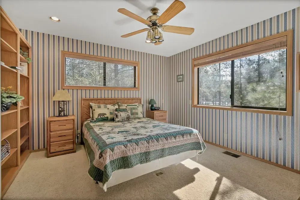 8 Crag Home with Private Indoor Hot Tub, Bike is Provided for Outdoor Activities by RedAwning