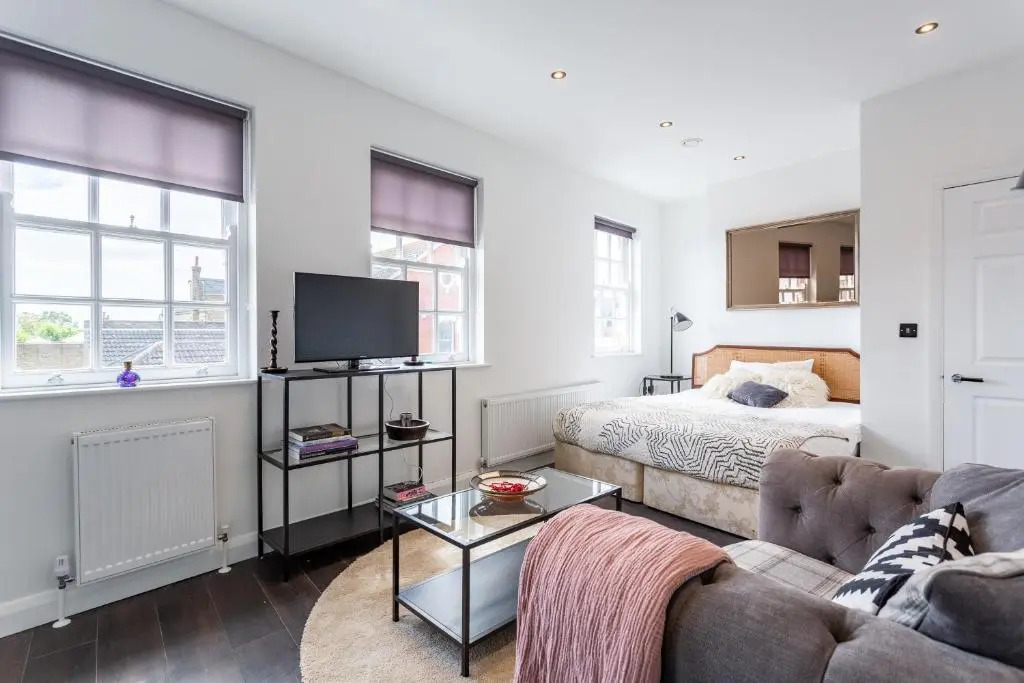 Trendy Studio with Free Parking, Walk to Beach & Shops