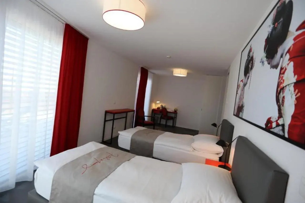 "The Freddie Mercury" Hotel