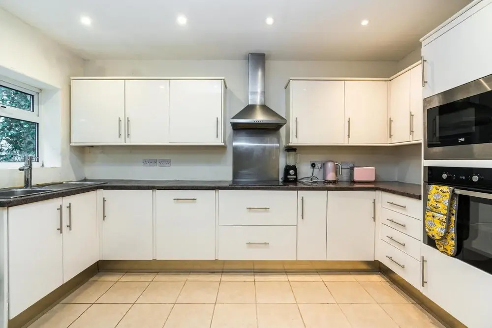 Spacious and Bright 3BD Home in Belsize Park