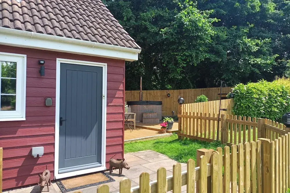 Romantic Chalet- Hot Tub- Games Room-stream-views
