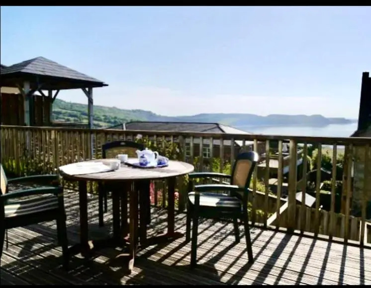 Fantastic spacious house with beautiful panoramic views of the bay Only a few minutes walk from beach harbour and restaurants This house has 3 bedrooms 3 bathrooms and 2 lovely sitting rooms