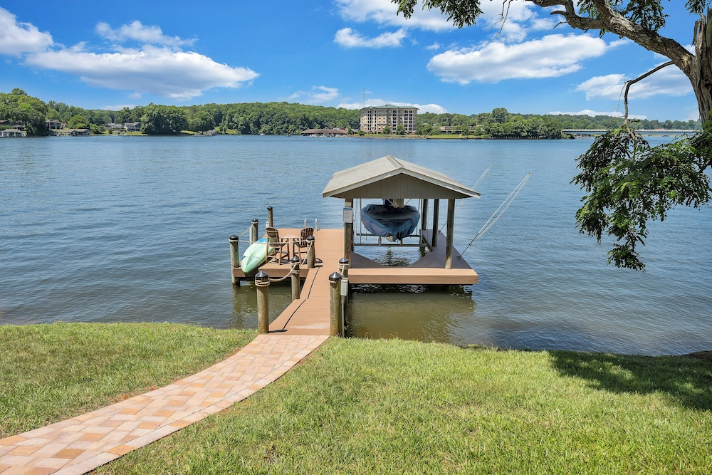 Lakeside Sunsets - Private Dock, Hot Tub & Firepit