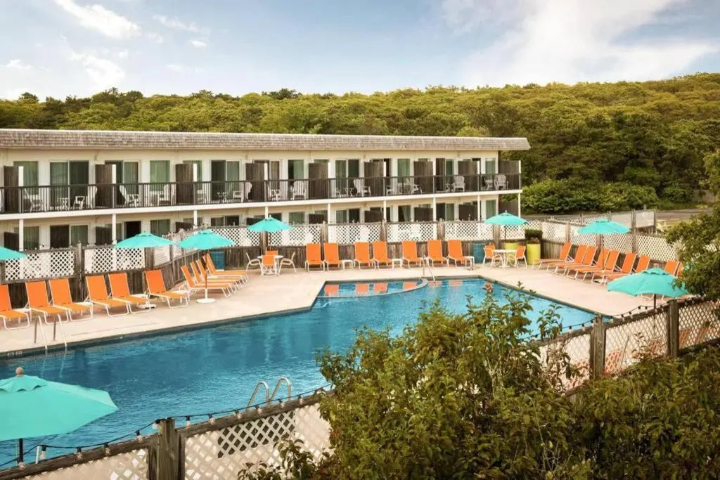 P-Town 2br Beach Beauty on the Bay. Water View!