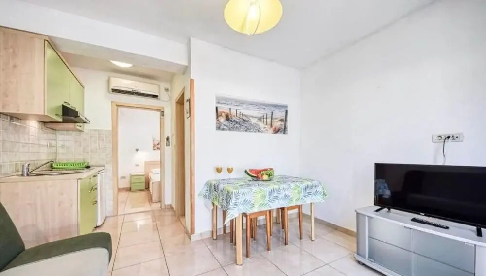 Ennio - 100m From the Beach - A2 Zeleni