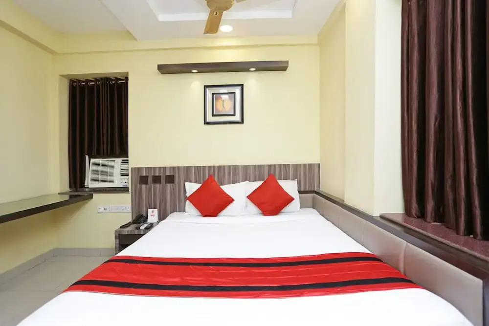OYO 9818 Hotel Diamond Plaza