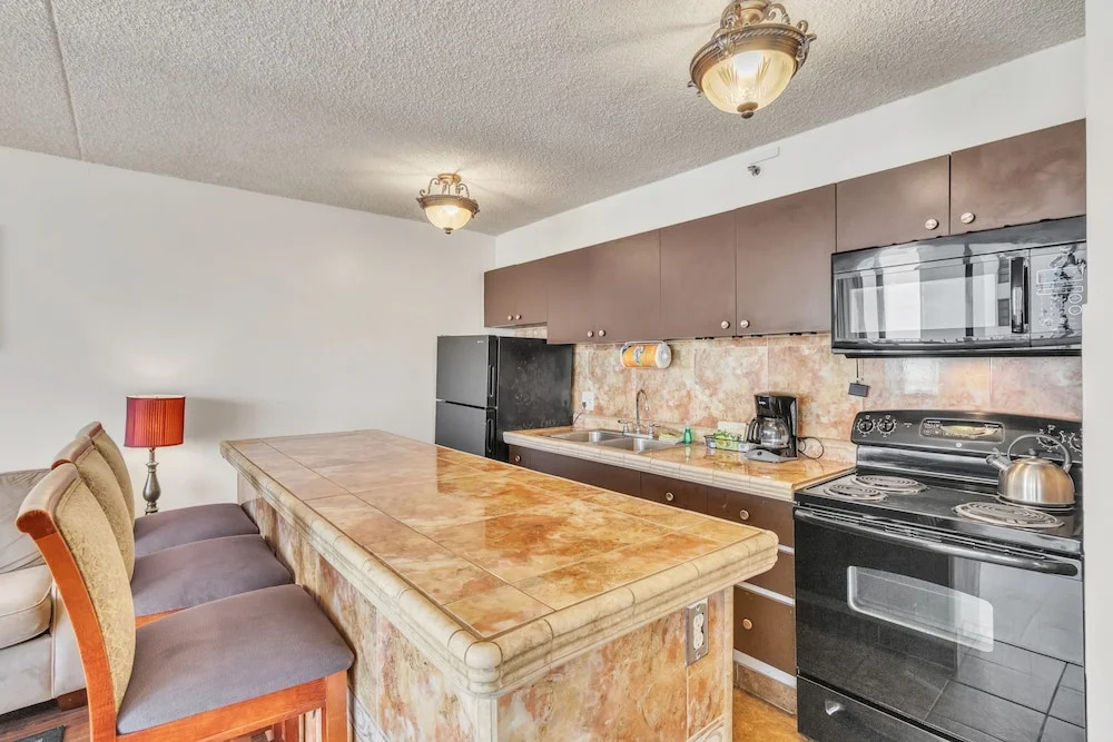 19th Floor Condo with Lanai & Sea Views - FREE Parking!