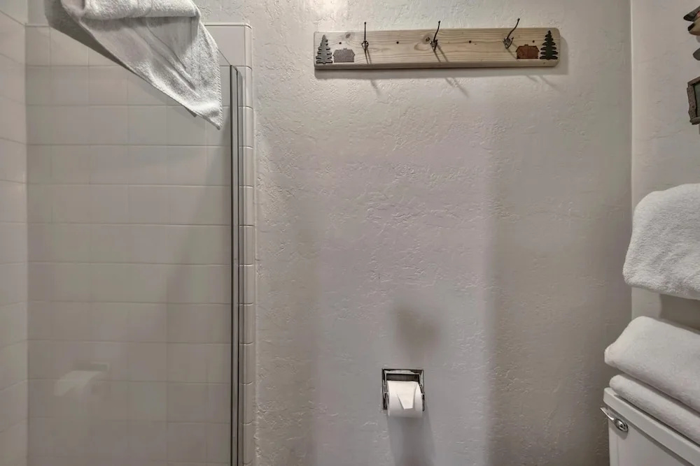 Newly Remodeled 1 Bed and Loft at Lakeland Village