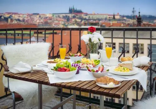 A/C + TERRACE Breakfast at Tiffany’s