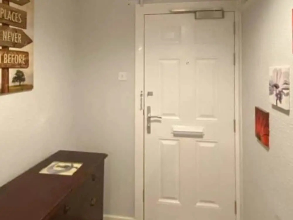 Room in Apartment - Normanton - Family Room With Balcony